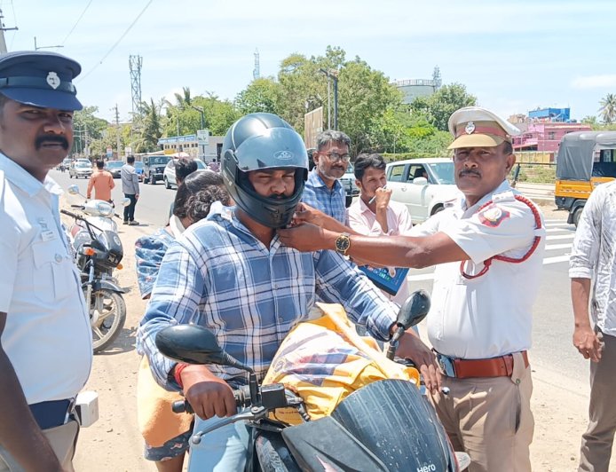 போக்குவரத்து விதிகளை கடைப்பிடிக்க, ஹெல்மெட் அணிதல் விழிப்புணர்வு பிரச்சாரம்...!