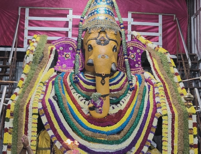 2 டன் மலர்களால் ஜொலித்த புலியகுளம் விநாயகர்! அதிகாலையிலேயே குவிந்த பக்தர்கள்!