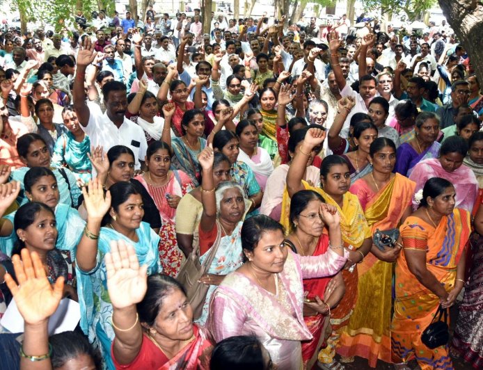 கூட்டுறவு வங்கி ஊழியர்களை அவதூறாக பேசியதாக புகார் நடவடிக்கை கோரி தமிழகம் முழுவதும் கண்டன ஆர்ப்பாட்டம்...!